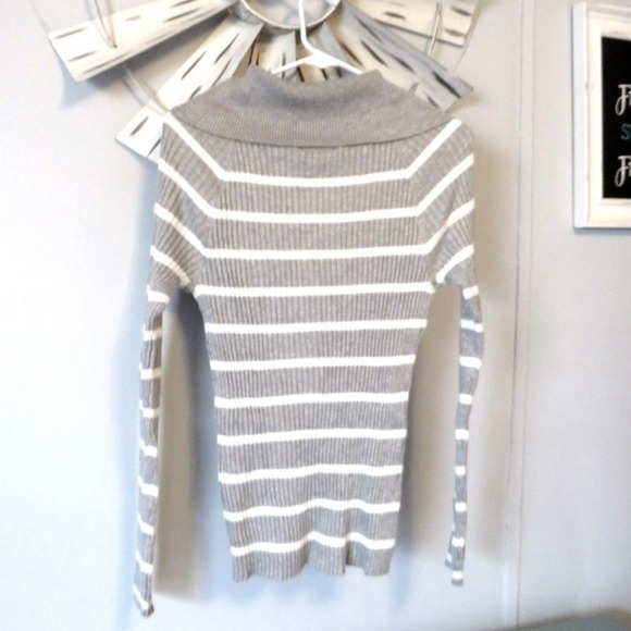 NWT Hooked Up by I.O.T Striped Gray & White Ribbed Sweater Size Large - Picture 3 of 6